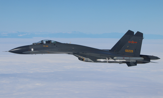 中共引进苏-27生产线 后，陆续改装航电设备与机载武器，并仿制俄国发动机，最后成为中国新一代的主力战机歼-11。图为对台执行绕岛巡航的歼-11战机。（图／新华社）