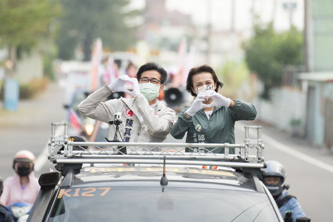 高雄市长陈其迈今（23）日就在脸书上表示，「一张选票，可以决定一座城市的未来」，更喊话「这周末就买车票，回来高雄这座美丽的城市走走看看，陪家人一同去投票」。（取自陈其迈脸书）