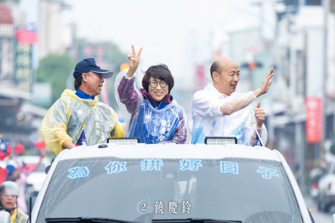 韩国瑜(右)到台东帮饶庆铃(中)助选。（图／取自饶庆铃脸书）
