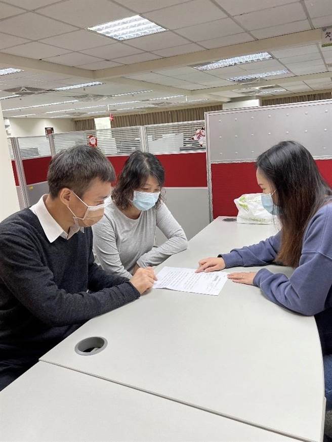 民眾收到居留證效期提醒通知，健保署北區業務組說明為避免影響就醫權益，請主動向移民署各地服務站辦理居留證效期展延。（健保署北區業務組提供／蔡明亘桃園傳真）