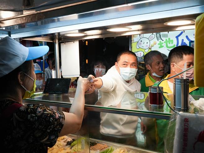 侯友宜與攤商握手致意。(黃敬文攝)