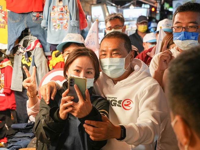 侯友宜與路人合影。(黃敬文攝)