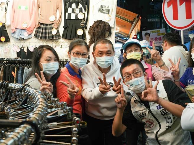 攤商與侯友宜合影。(黃敬文攝)