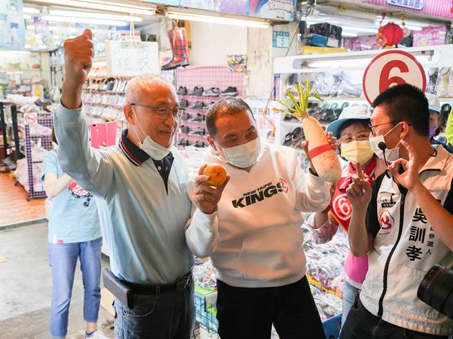 攤商贈送菜頭祝侯友宜好彩頭。(黃敬文攝)