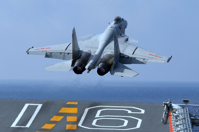 有了苏-33原型验证机与技术支援，中共只花了5年就造出歼-15舰载机，不仅赶上辽寧舰服役，连后续的山东舰与福建舰2艘航母都使用歼-15做为舰载主力战机。（图／新华社）