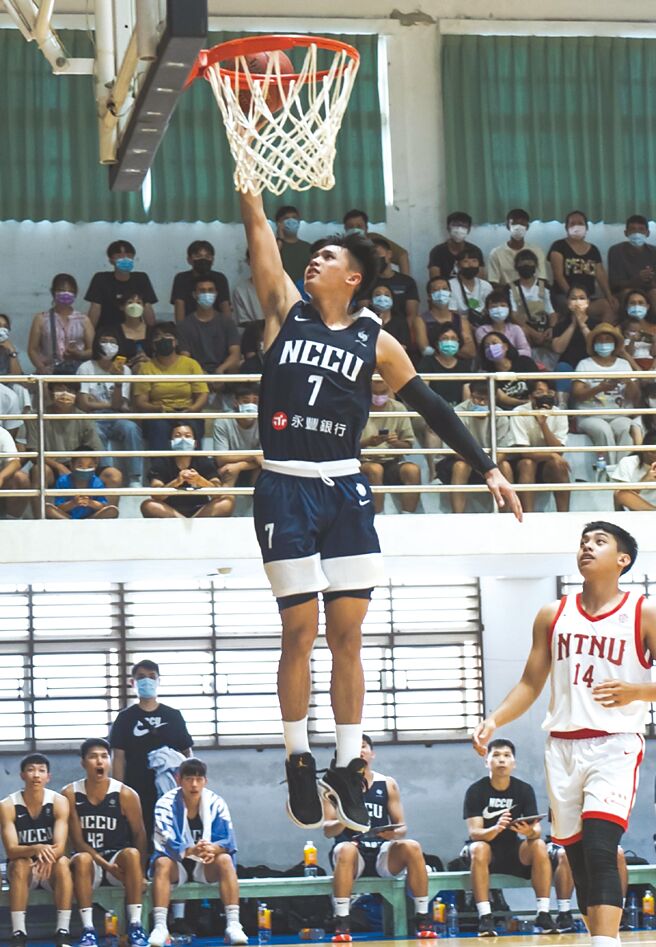 永豐銀行力挺政大雄鷹籃球隊問鼎UBA三連冠，協助培育國內體育人才。圖／永豐銀行提供