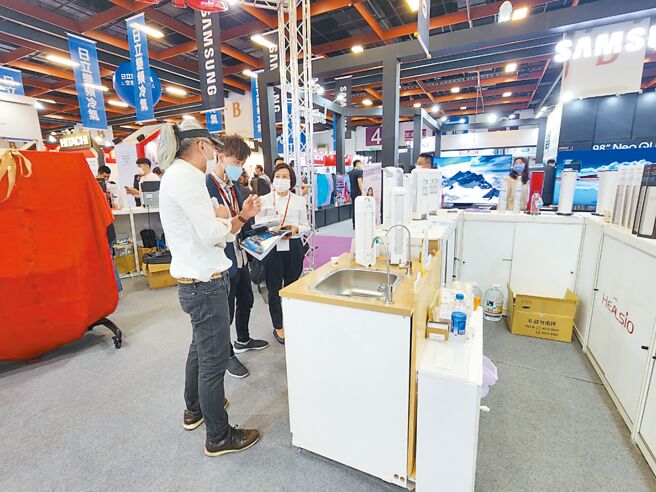 台湾夏普SHARP于台北世贸家电展展出多样新品，吸引参观民眾目光。图／业者提供