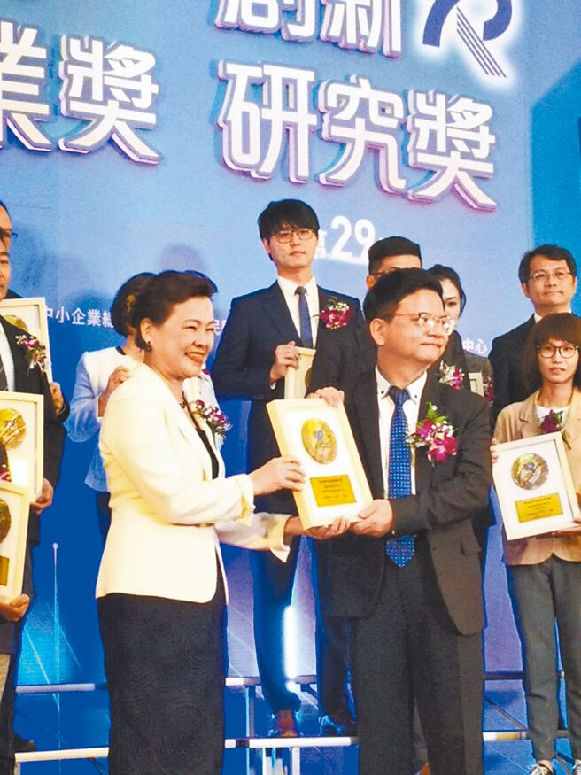 瑋傑獲中小企業創新研究獎，董事長陳一義（右）接受經濟部長王美花頒獎。圖／瑋傑科技提供