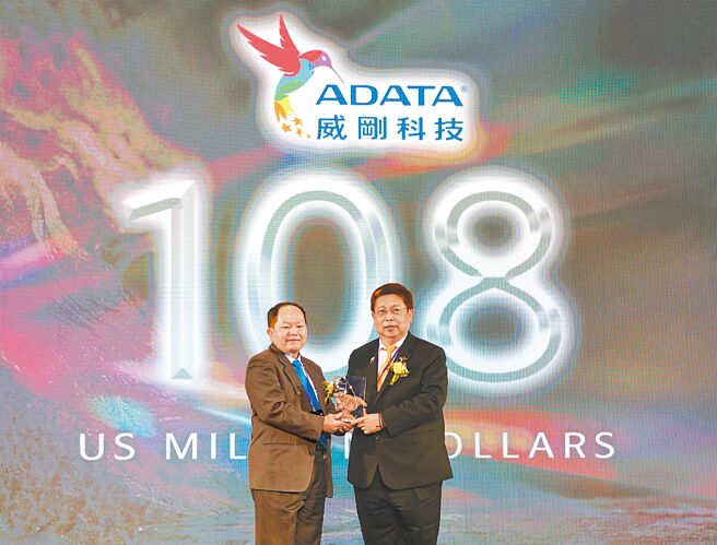 威刚科技获选2022台湾第19大国际品牌，展现卓越品牌力，董事长陈立白（右）代表领奖。图／威刚提供