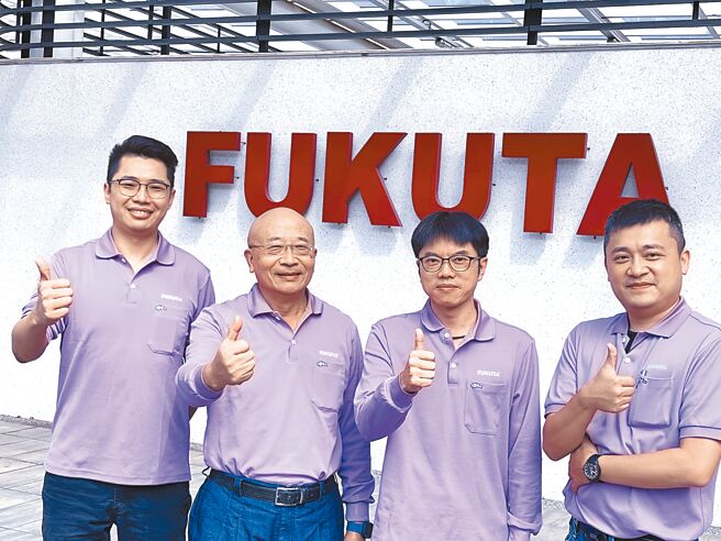 富田电机董事长张金锋（左二）率领研发部经理朱智盟（左一）、副总吴新安（右二）、行销部经理蔡颖超（右一）新世代团队，响应全球碳中和。图／陈逸格