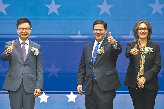 台积电创办人张忠谋证实台积电计画在美国亚利桑那州设3奈米厂，图为亚利桑那州州长杜希（中）今年8月来台。（路透）