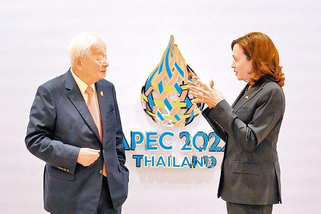 台積電創辦人張忠謀證實，台積電將到美國亞利桑那州建置3奈米產能。圖為2022年APEC，台灣領袖代表張忠謀（左）11月19日與美國副總統賀錦麗（Kamala Harris右）會晤，雙方親切交談互動。（APEC台灣代表團提供）