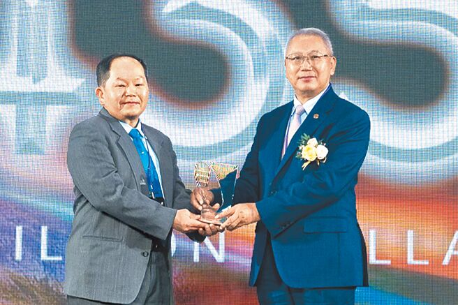 经济部工业局主秘周崇斌（左）颁发台湾国际品牌奖座予中租迪和总经理侯明钦（右）。（中租提供）