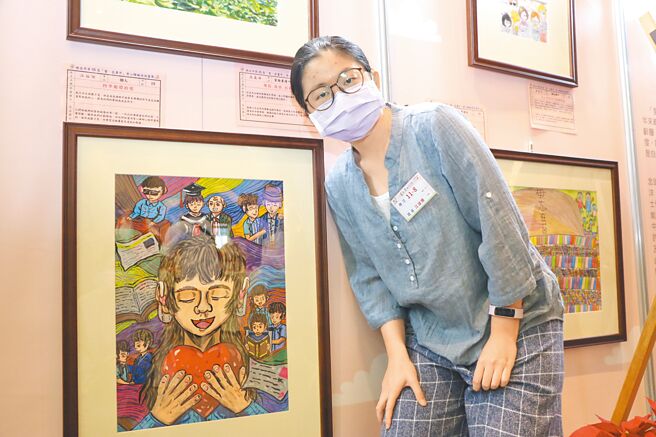 有聽覺障礙的江誼翎以畫作《四季循環的愛》向曾幫助過她的人道謝。（新北市社會局提供／陳慰慈新北傳真）