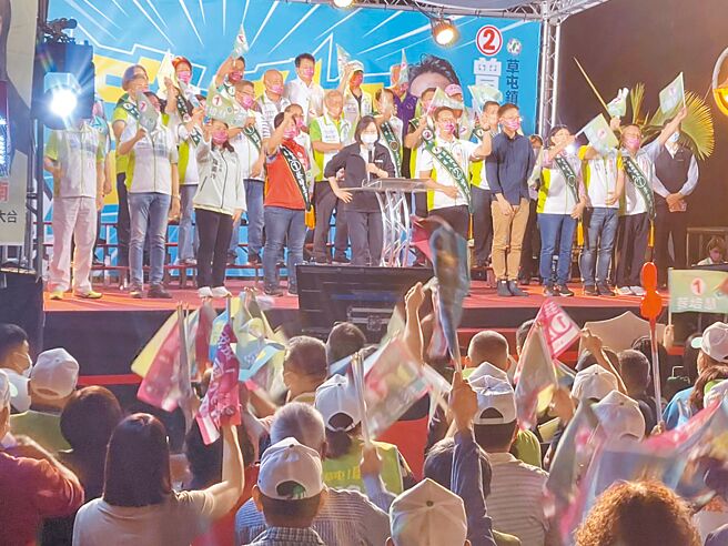 總統蔡英文4天2度到南投縣輔選縣長候選人蔡培慧，籲大家再拚一下，應該可以贏。（楊靜茹攝）