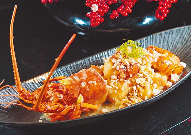 台北远东香格里拉香宫新任主厨廖晋辉的拿手菜「杏香脆米焗珍珠龙虾」。（何书青摄）