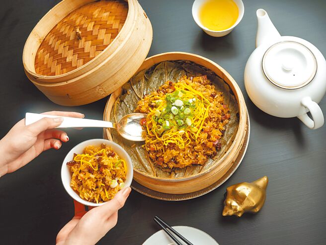 台北文华东方酒店米其林1星餐厅的雅阁端出冬季新菜，图为推荐必尝的「荷香腊味糯米饭」。（台北文华东方酒店提供）