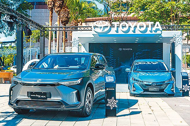 有鑑于「TOYOTA碳中和品牌形象馆」于北中南3场活动受参观民眾好评，和泰汽车加码进驻2022新北欢乐耶诞城市民广场。现场展出TOYOTA旗下纯电车bZ4X、插电式油电复合动力车PRIUS PHV，以及油电复合动力车COROLLA CROSS GR SPORT等多款新能源车款。同时，PRIUS PHV（图右）也推出104.9万元汰旧换新优惠价。（和泰汽车提供）