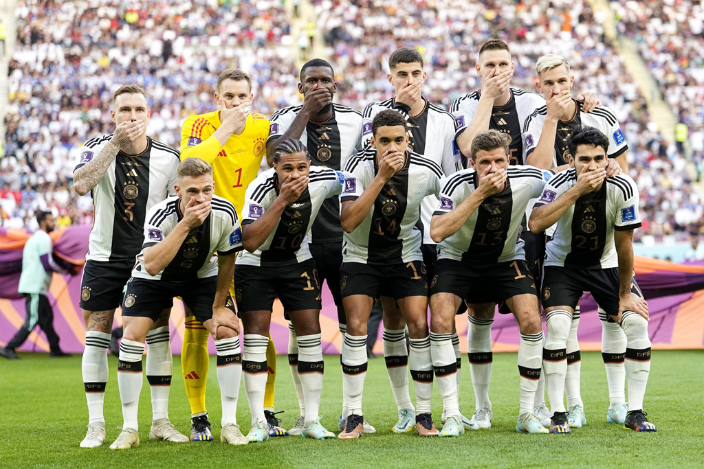 德国国家足球队员23日对战日本队前，在大合照时用右手摀住嘴巴合影，以抗议国际足球总会（FIFA）禁止球队在卡达世界盃期间配戴支持LGBTQ的彩虹臂章。（图／美联社）(photo:ChinaTimes)