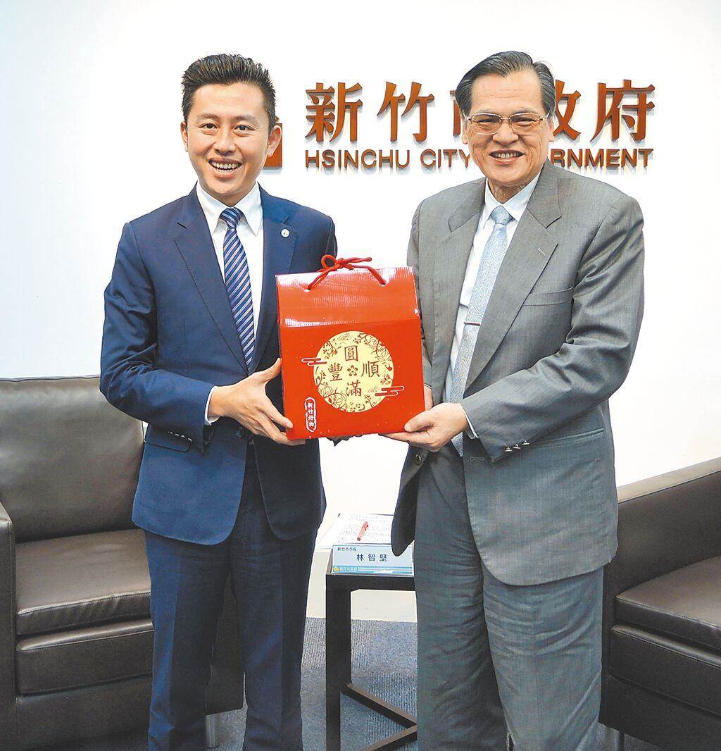 台北市議員王鴻薇23日爆料指出，陳明通（右）在台大指導林智堅（左）論文前後曾收受企業捐贈400萬元。（本報資料照片）