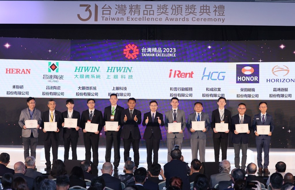 iRent榮獲31屆台灣精品獎，和雲行動服務張維倫部長 (右５) 代表iRent受獎。(圖/和泰集團提供)