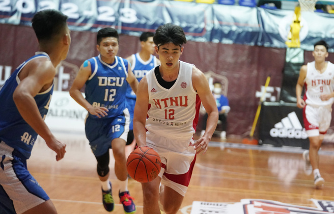 台湾师大林信宽（中）UBA开季首役21分、12篮板表现精彩。（大专体总提供）