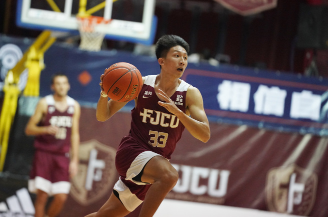 辅仁大学王翊帆末节投进3记三分球，助队逆转战局。（大专体总提供）