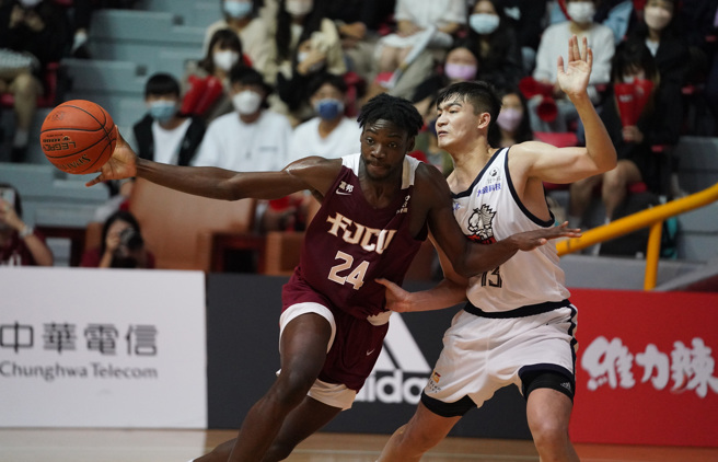 辅仁大学外籍生凯德尔（左）。（大专体总提供）