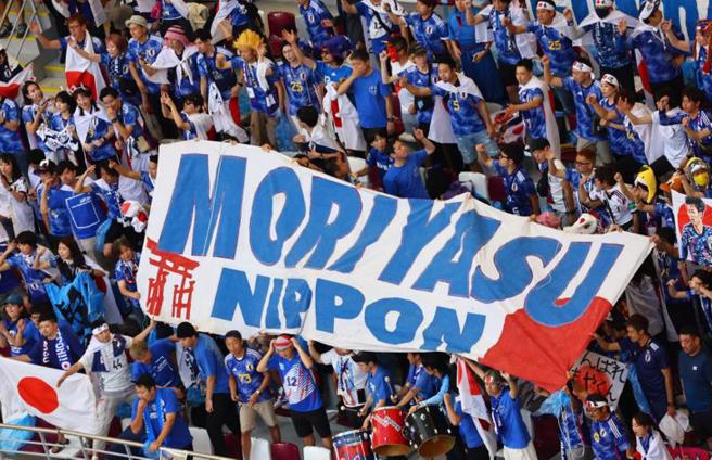 日本球迷在看台举出巨幅布条支持总教练森保一。（路透）