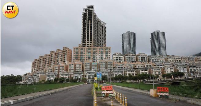 小坪顶「环游郡」依山傍水、环境清幽，其主要对外道路却20年来没有修缮，安全性备受质疑。（图／刘耿豪摄）