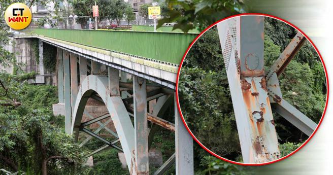 「环游郡」的跨山大桥有明显锈痕，车子经过时还会晃动，当地住户行走时都胆战心惊。（图／刘耿豪摄）
