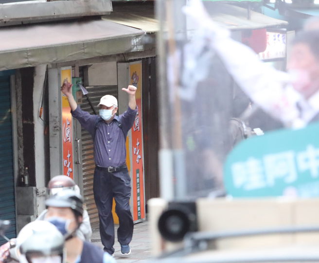 民进党台北市长候选人陈时中23日在前副总统陈建仁的陪同下，以车队在北市南港内湖区扫街拜票，遇到不支持的民眾比倒讚手势。（资料照,郑任南摄）