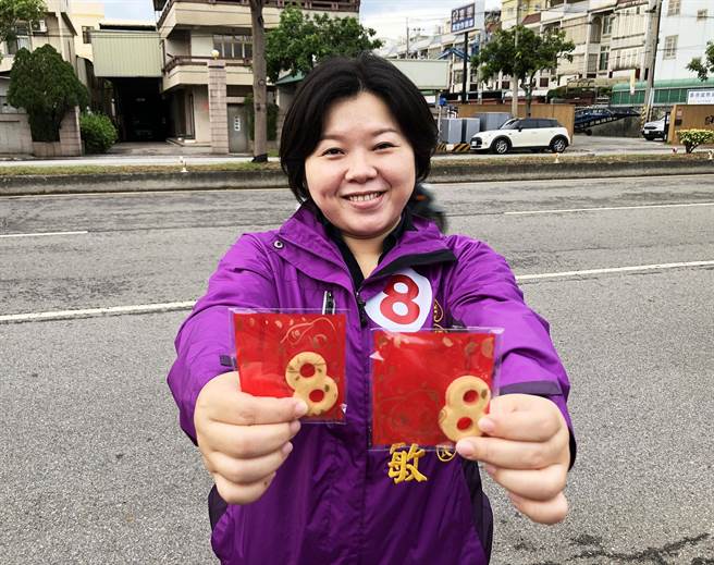 顏莉敏的支持者Amy亲手为她制做造型可爱的「8号」饼乾；让收到的小朋友爱不释手，亦成功获得小宝贝家长的关注。（陈世宗摄）