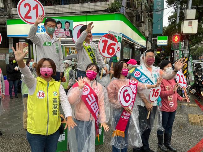 林佳龙与板桥区市议员候选人一早在路口拜票。（王扬杰摄）