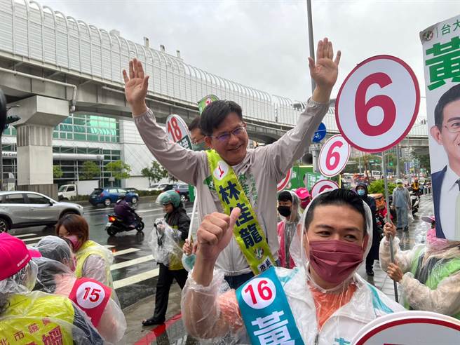 林佳龙与板桥区市议员候选人一早在路口拜票。（王扬杰摄）