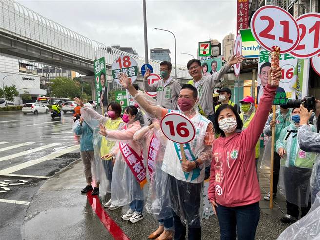 林佳龙与板桥区市议员候选人一早在路口拜票。（王扬杰摄）