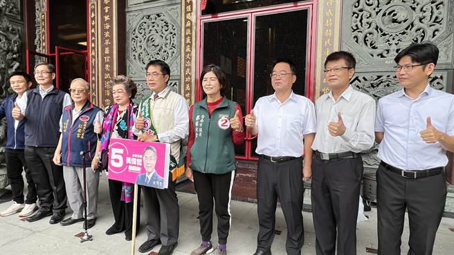 台南市长黄伟哲（右五）今天偕同民进党议员候选人蔡苏秋金（右四）一起在大北门区扫街。（张毓翎摄）