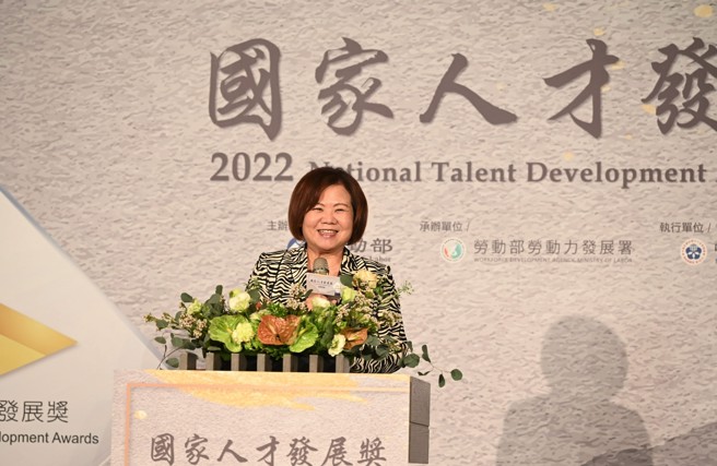 劳动部部长许铭春致词