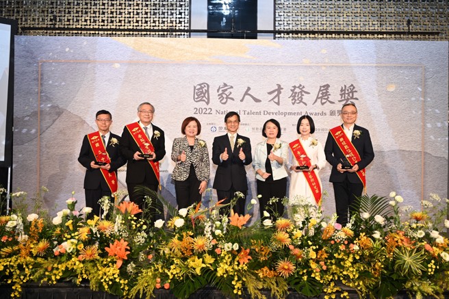 行政院政务委员林万亿(左4)、劳动部部长许铭春(左3) 、劳动力发展署副署长锺锦季(右3)与杰出个案奖4家得奖单位代表合影