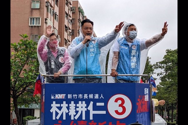 國民黨新竹市長候選人林耕仁與議員候選人蕭志潔、 吳旭豐風雨無阻地拜票。（翻攝自林耕仁臉書）