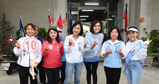 国民党高雄市长候选人柯志恩（前左三）吁请民眾支持国民党市议员候选人。（林瑞益摄）