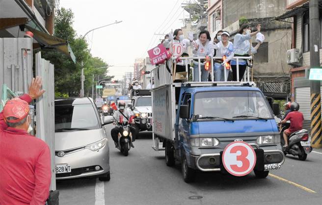 国民党高雄市长候选人柯志恩（车上左二）24日到楠梓区车扫，她向民眾打招呼。（林瑞益摄）