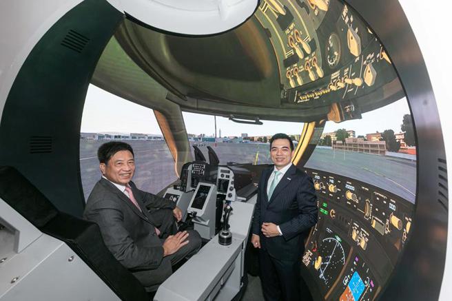 （ALED球型屏為使用者創造全景環繞沉浸式視覺體驗，榮獲第31屆台灣精品金質獎肯定（左為友達董事長彭双浪、右為友達總經理柯富仁。圖／友達提供）