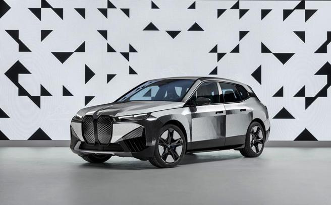 （BMW發表的概念車BMW iX Flow採用E Ink Prism可變色電子紙 ，讓外觀車色能以動態流動方式，從黑色轉變至白色。圖／元太提供）