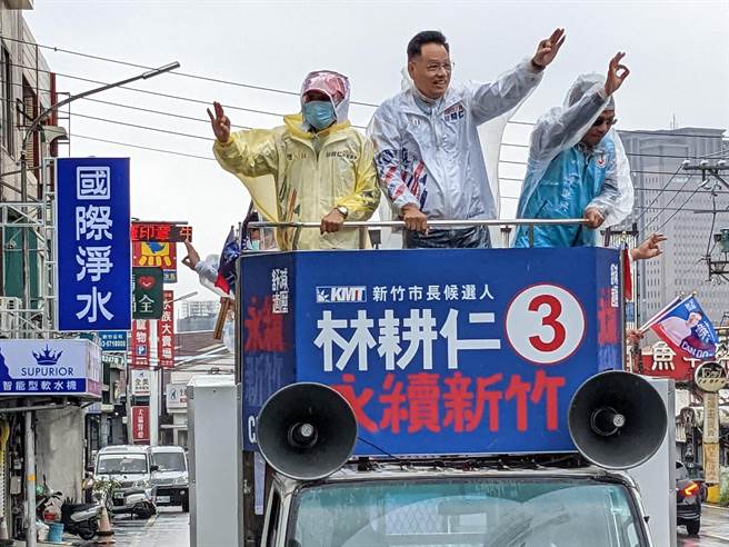 林耕仁24日「全垒打车队」扫街开进东区，就是要在最后关头与市民接触拜票恳托，用行动和毅力争取新竹市民的认同。（林耕仁团队提供／王惠慧新竹传真）