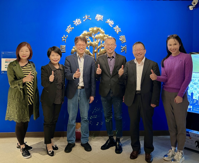 黄一平局长（左三）在政大地政学系办的「永续智慧城市讲座」上分享北市经验。（图／政大提供）