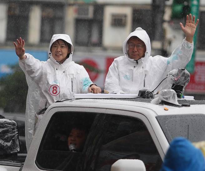 无党籍台北市长候选人黄珊珊（左）24日与台北市长柯文哲（右）一起搭车扫街拉票，受到民眾热烈欢迎民眾。（季志翔摄）