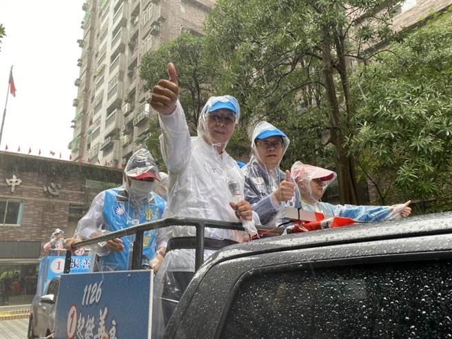 国民党桃园市长候选人张善政今早与国民党主席朱立伦、立委鲁明哲、桃园市议长邱奕胜以及多位党籍议员候选人，风雨无阻在中坜车队扫。（蔡明亘摄）