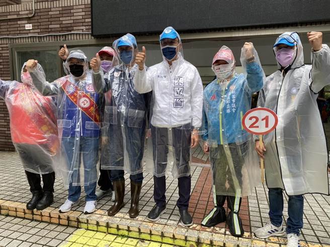 对于支持者冒着雨为他打气，张善政表示非常感激。（蔡明亘摄）