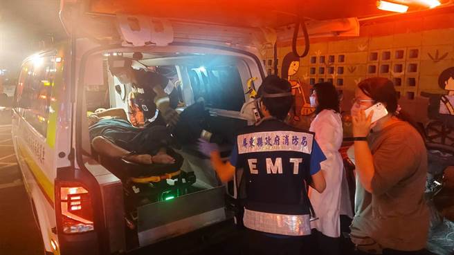 屏东基督教胜利之家23日晚间惊传火警，幸好最后有惊无险，现场40人安全疏散，当中1名癌症化疗者由警消带下楼后送医安置，起火原因尚待厘清。（屏东消防局提供／谢佳潾屏东传真）